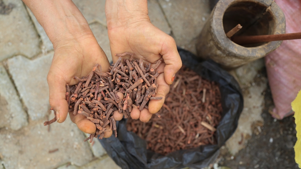 Asılarak kurutulan ipler, daha sonra kadınlar tarafından evlerinde kurulan tezgahlarda hünerli ellerde dokunarak, günlük hayatta kullanılan eşyalar haline geliyor.