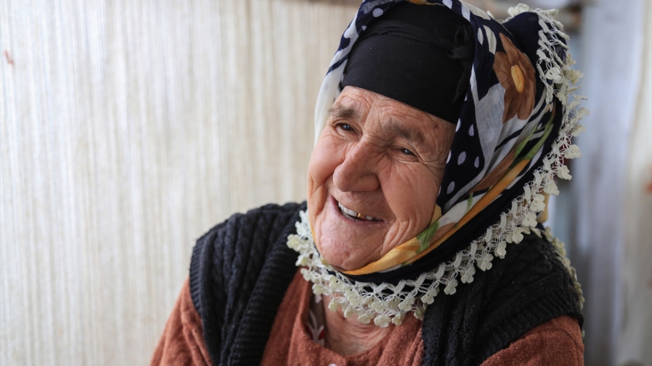 65 yıldır halı dokumacılığı yapıyor.