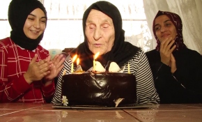 107 yaşındaki Hamide nineye öğrencilerden sürpriz doğum günü
