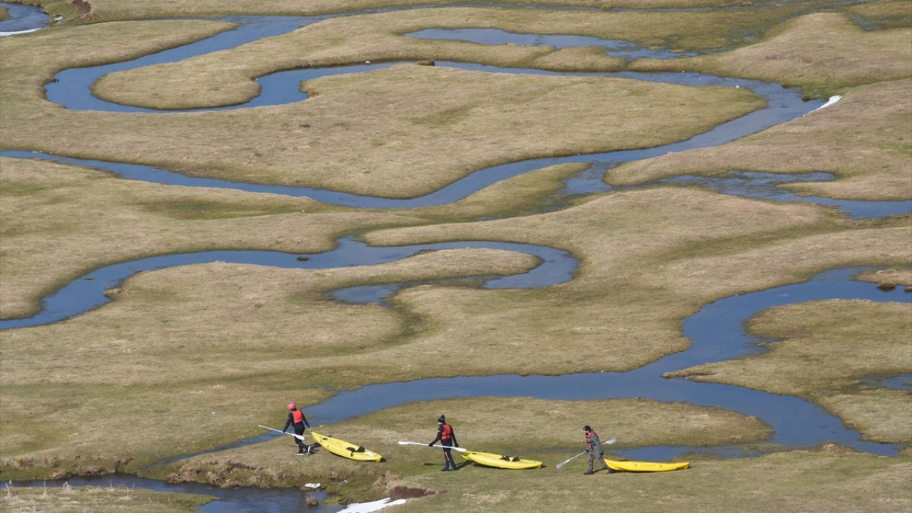 Daha sonra doğa harikası mendereslere inen sporcular, karların erimesiyle debisi yükselen suda kürek çekerek farklı bir heyecan yaşadı.