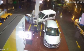 Direksiyon hakimiyetini kaybeden sürücü akaryakıt istasyonuna girdi