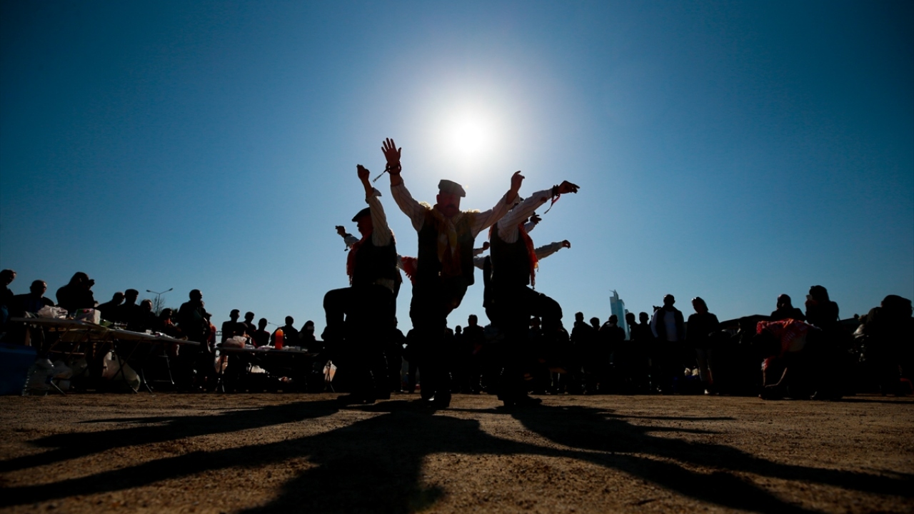 Mücadeleleri ilgiyle izleyen vatandaşlardan bazıları, çalan davul zurna eşliğinde zeybek oynadı.