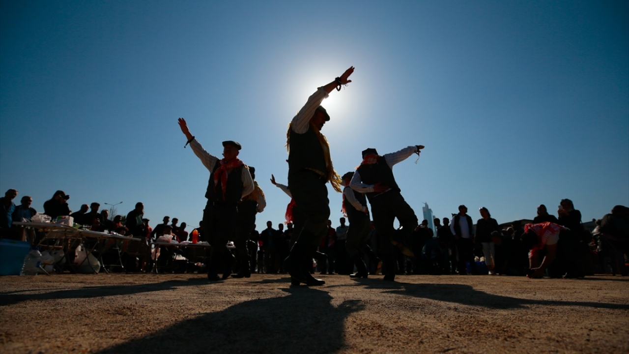 Bayraklı Belediye Başkanı Hasan Karabağ, yaptığı açıklamada, festivali "İzmir`in göbeğinde deve güreşi olmaz" şeklinde eleştirenlerin bulunduğunu belirterek, "Bu eleştirileri yapanlar deve güreşlerini bahane edip kültüre saldırıyor." ifadelerini kullandı.