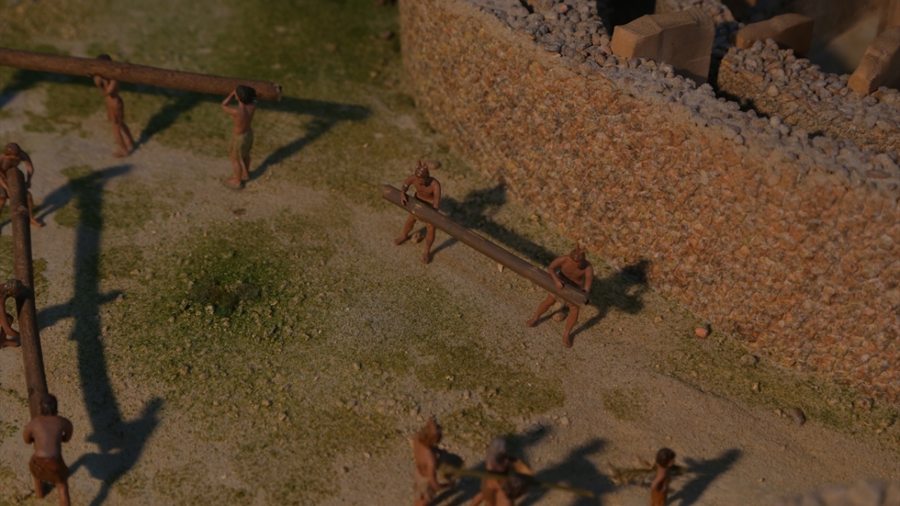 Göbeklitepe`nin inşasının varsayılan teorilere göre yansıtıldığı bin parçadan oluşan maket, 20 kişilik bir ekip tarafından, Doğuş Grubu`nun desteğiyle, yaklaşık 2 ayda tamamlandı.