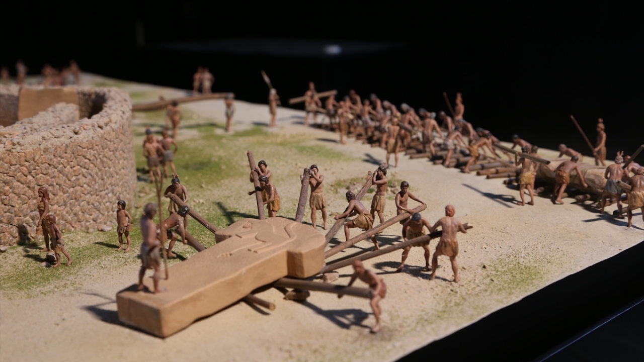 2,5x1,5 metre ölçülerindeki maketin hazırlanışında, Göbeklitepe ziyaretçi merkezi için özel hazırlanan materyaller ve Şanlıurfa Müzesi`nde bulunan çizimleri baz alındı.