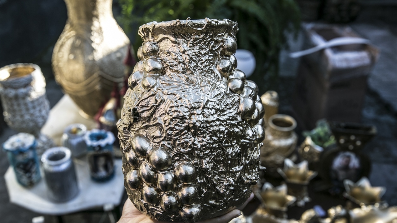 Bunun için evini atölyeye çevirdiğini anlatan Konuşmaz, atık malzemeleri değerlendirmeyi sevdiğini kaydetti.