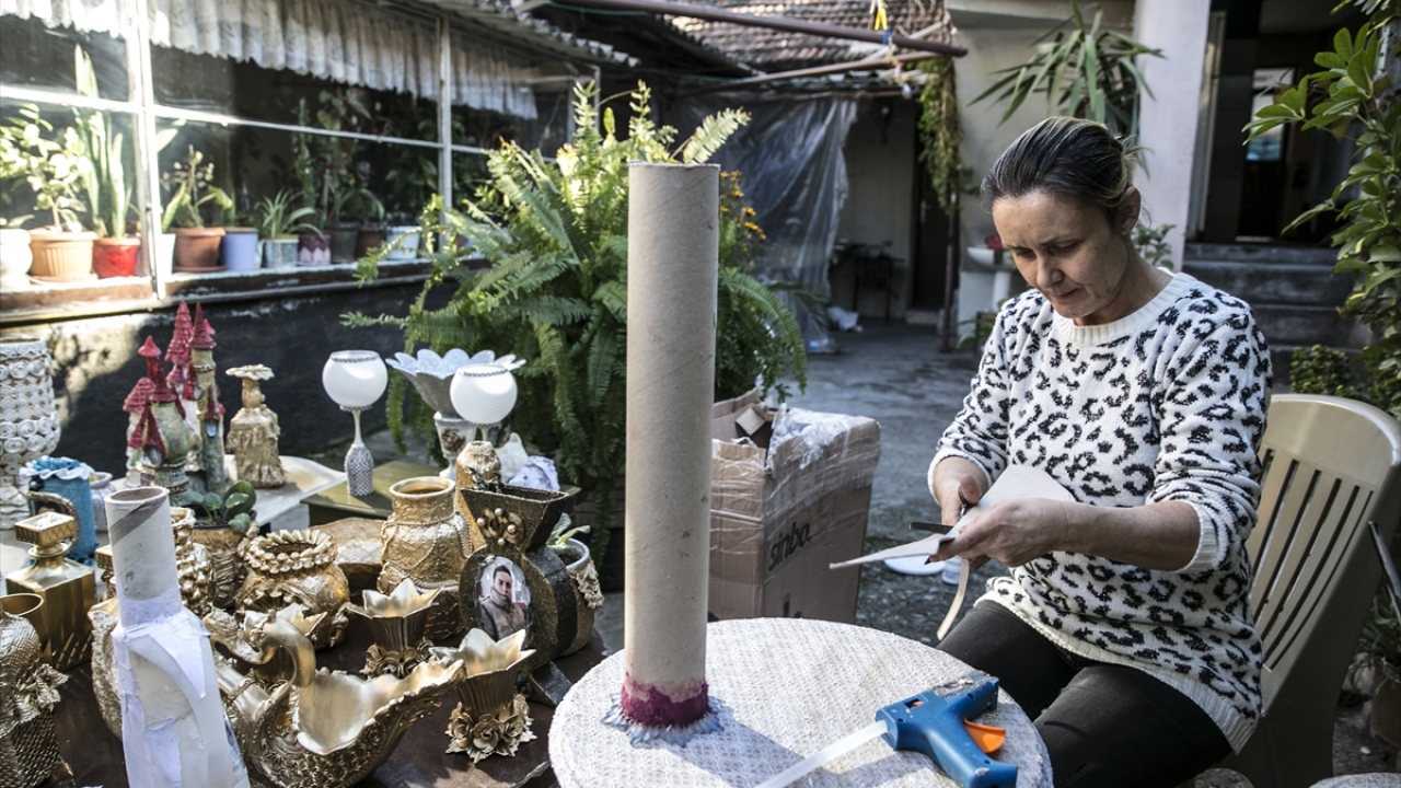 Konuşmaz, şu ana kadar 100`ün üzerinde ürün ortaya çıkardığını, ileride sergi açmayı düşündüğünü sözlerine ekledi.