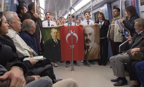 Öğrenciler Ankara metrosunda İstiklal Marşı'nı okudu