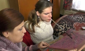 Engelli sanatçı dişleriyle resim yapıyor