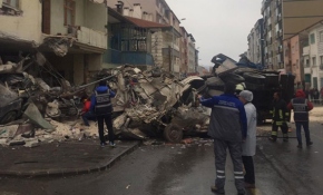 Kontrolden çıkan kamyon eve girdi: 2 ölü, 1 yaralı