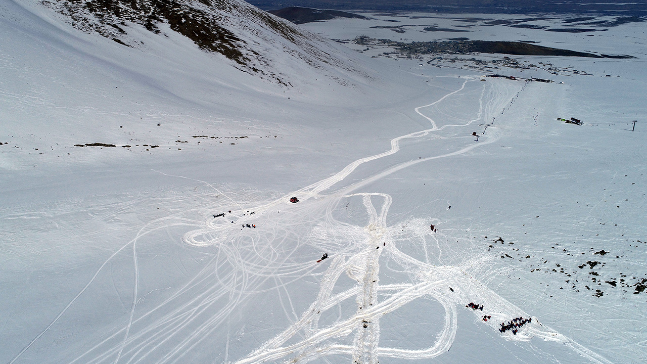Abalı Kayak Tesisi`nde düzenlenen ve 3 kurumdan 70 personelin katıldığı tatbikatta, senaryo gereği 3 snowboard sporcusu riskli alanda kayak yaparken çığ altında kaldı. 