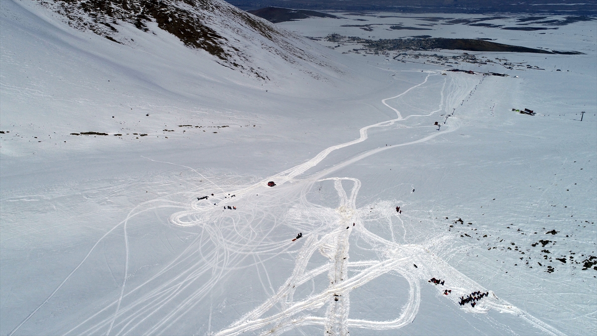 Yetkililere bilgi verilmesi üzerine, görevli motorize UMKE, AFAD ve jandarma ekipleri, kısa sürede olay yerine geldi.