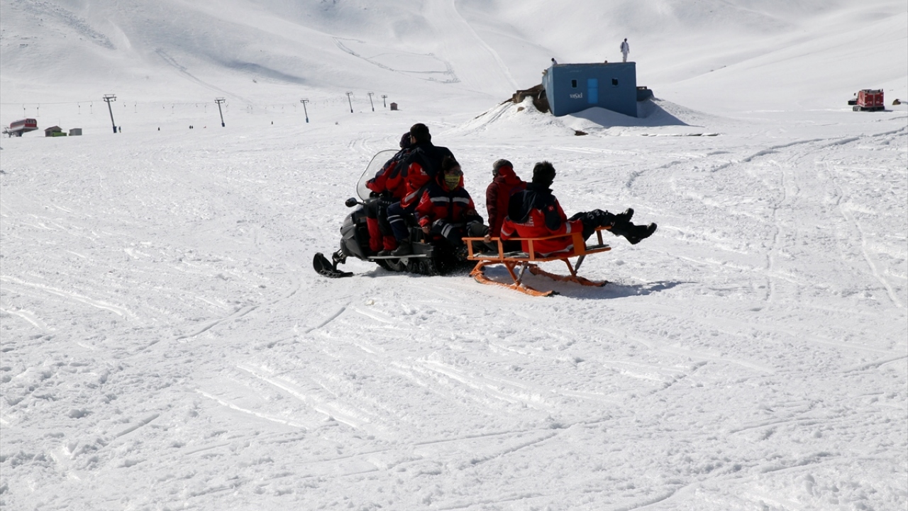 Çevre güvenliğinin jandarma tarafından alınmasının ardından sporcuların yerini tespit eden AFAD ekipleri UMKE ile irtibata geçerek, çığ bölgesine paletli ambulans istedi. 