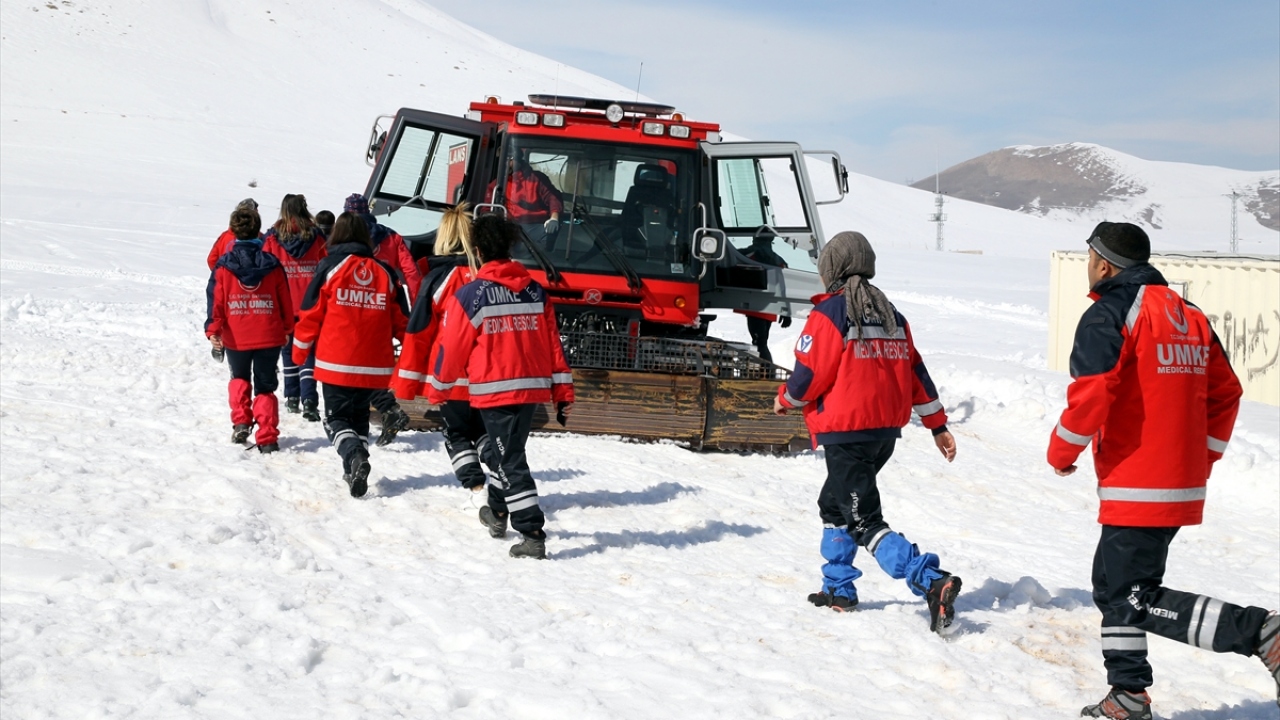 Ambulansın gelmesinin ardından çığ altından çıkarılan ve senaryo gereği durumu ağır olan yaralı sporcu, Van Jandarma Asayiş Kolordu Helikopter Filo Komutanlığından gelen helikopterle bölgeden alınarak hastaneye götürüldü. 