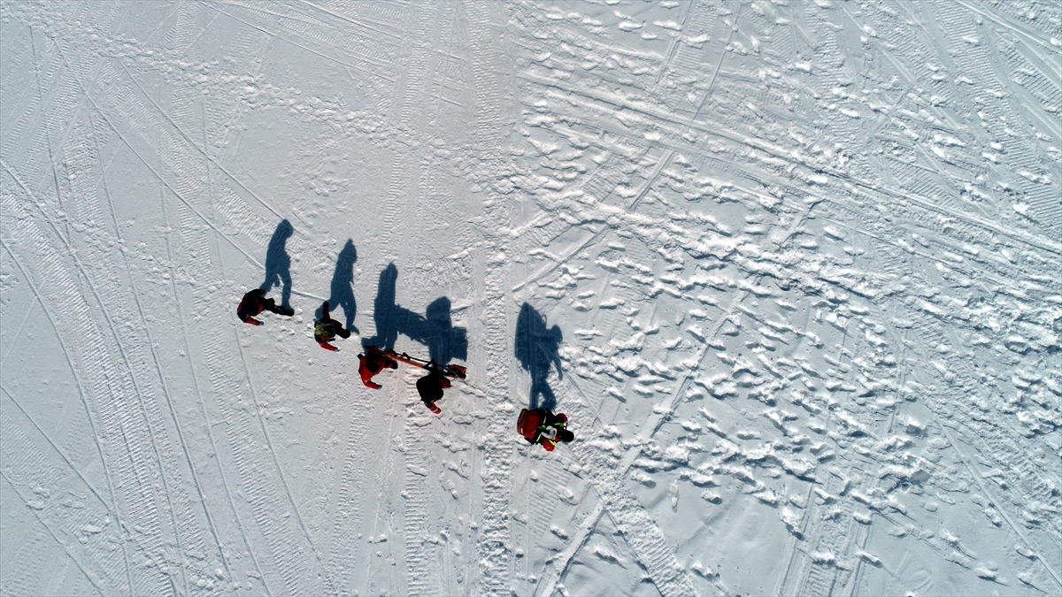 Ekipler, sporcuyu çığ altından çıkartarak, çelik paletli ambulansla güvenli bölgede bekleyen ambulansa teslim etti.