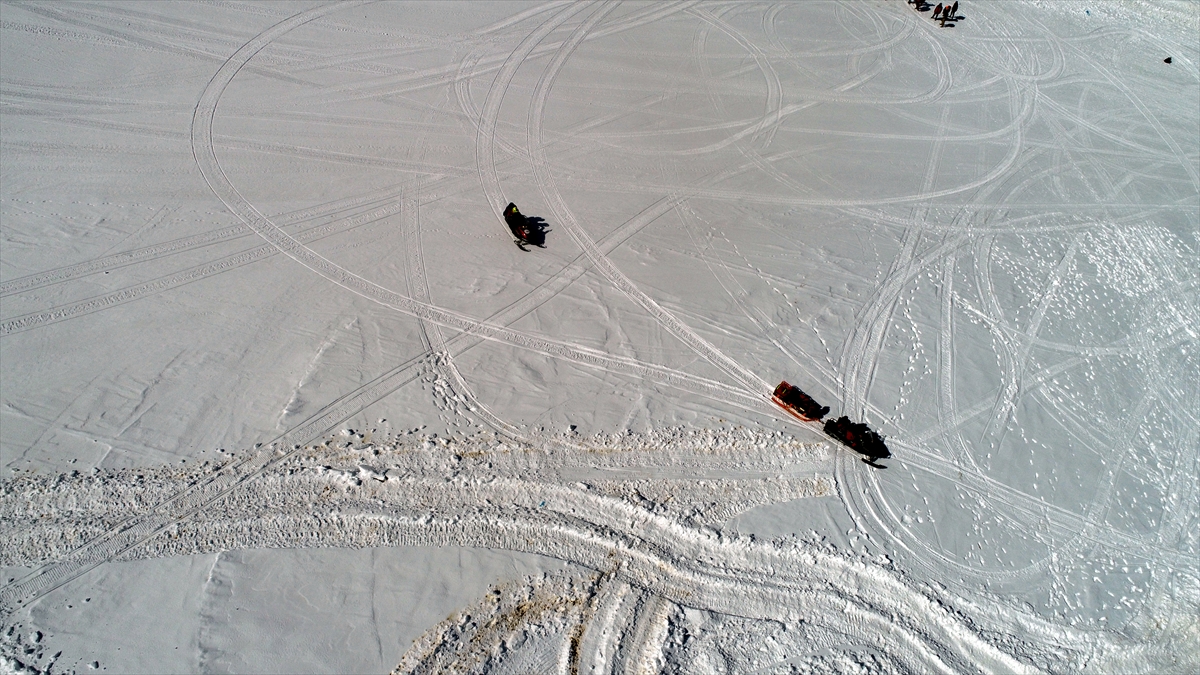 Diğer sporcu da çığ altından kurtarılarak hastaneye ulaştırıldı.
