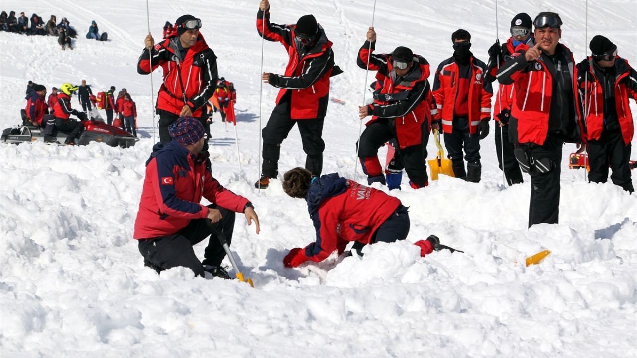 Tatbikatı Vali Yardımcısı Sinan Aslan, Gevaş İlçe Jandarma Komutanı Yüzbaşı Alper Ekmekçioğlu, AFAD İl Müdürü Osman Uçar ve diğer ilgililer de izledi.