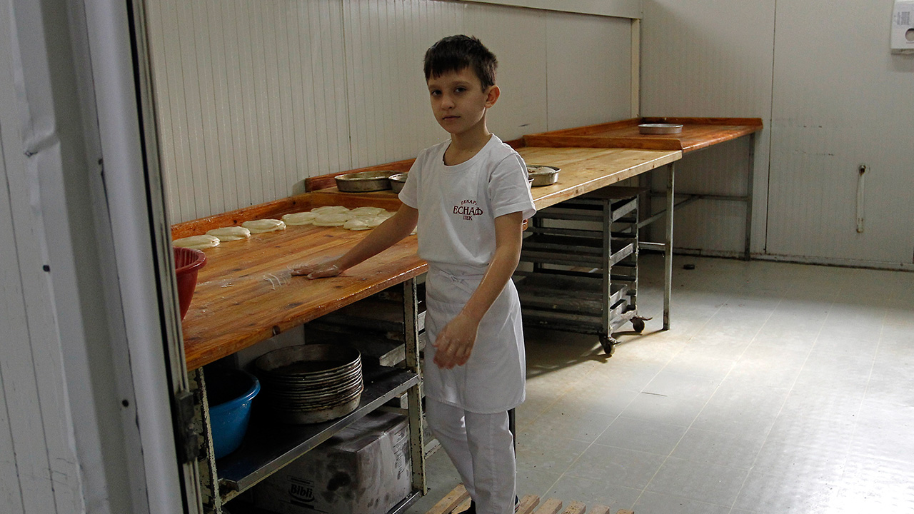 Küçük yaşına rağmen kolları sıvayıp börek ustalığına soyunan Stevanovic, daha oyun hamurlarıyla oynamayı bırakmadan börek hamuru açmaya başladı.