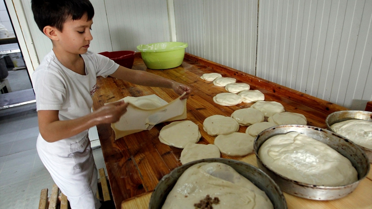 Niş şehri yakınlarında bulunan 70 yıllık fırında 5 yaşından beri börek yapan Stevanovic, aynı zamanda ülkenin en genç börek ustası olarak da biliniyor.
