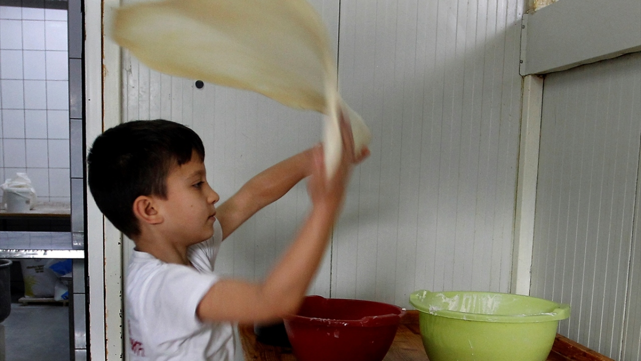 Şehre özgü "Niş böreği" yapılan bu fırında kendini bildiğinden beri bolca vakit geçirdiğini söyleyen Stevanovic, "Buraya gelir oyun amaçlı olarak börek açardım." dedi.