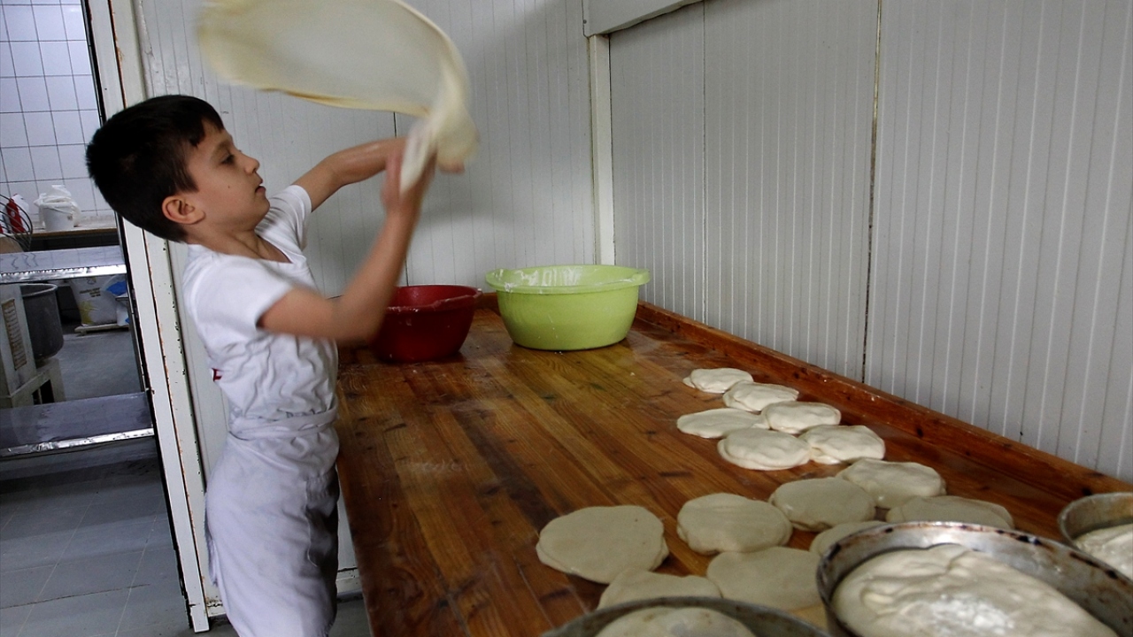 Zaman içinde annesi ile babasının nasıl börek yaptığını izlemeye başladığını kaydeden Stevanovic, "İlk başlarda sadece izliyordum. Sonra ben de denemeye karar verdim. İlk böreğimi yaptığımda sadece 5 yaşındaydım." ifadelerini kullandı.