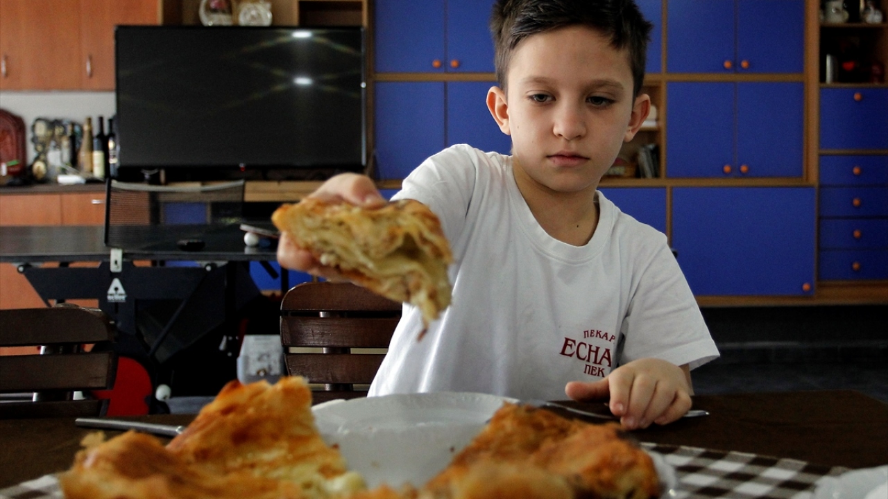 Elinin hamuruyla okuluna gidiyor