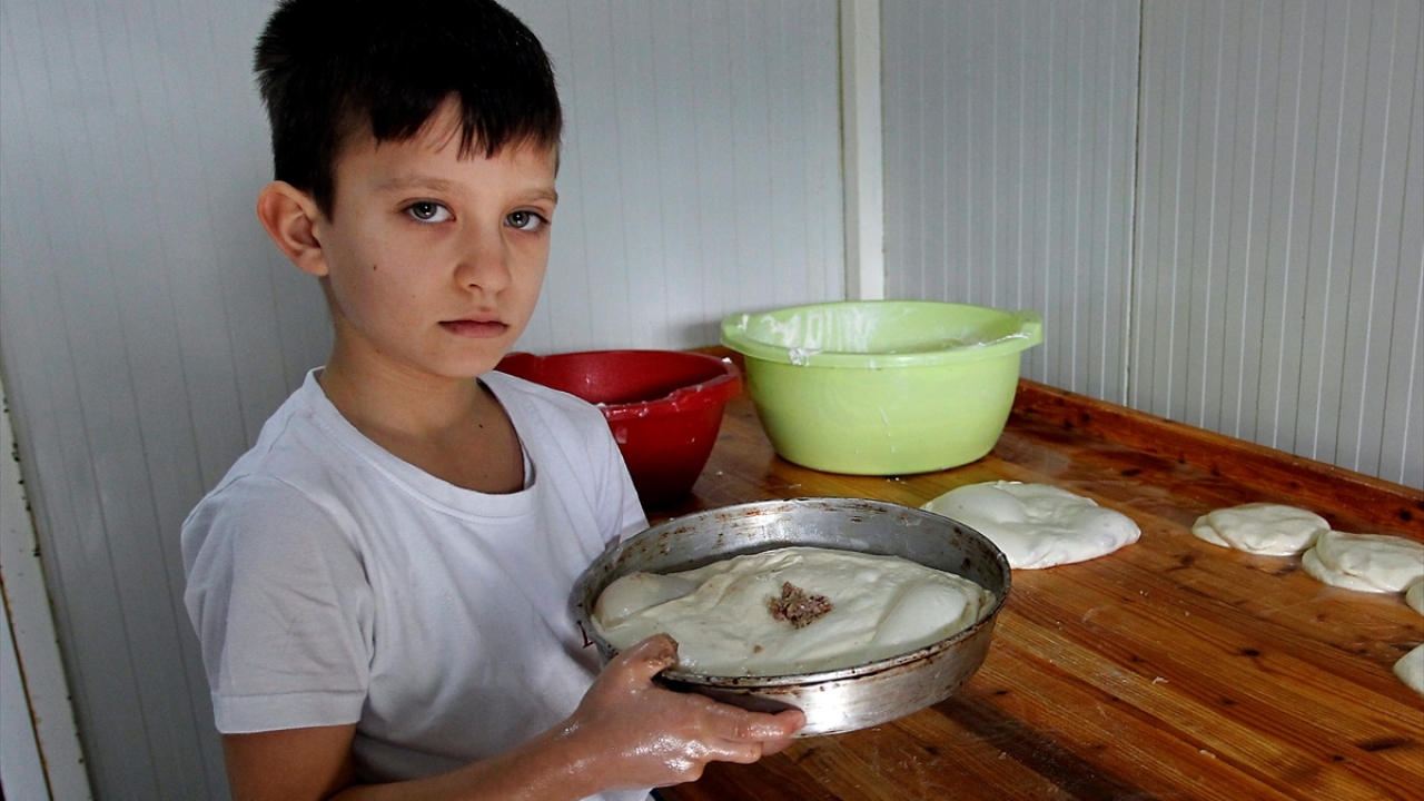 Börek yapmayı çok sevdiğini dile getiren Stevanovic, "Aile geleneği olan bu işi sürdürmek istiyorum." dedi.
