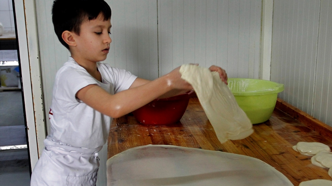 Bu arada, diğer Balkan ülkelerinden farklı olarak Niş Börekçiler Birliğinin geleneksel tarifine göre yapılan Niş böreğinin, şehre yerleşen bir İstanbullu fırıncı tarafından ilk kez 1498`de yapıldığı ifade ediliyor.