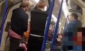 Londra metrosunda siyahi kişiye maymun taklidiyle ırkçı saldırı