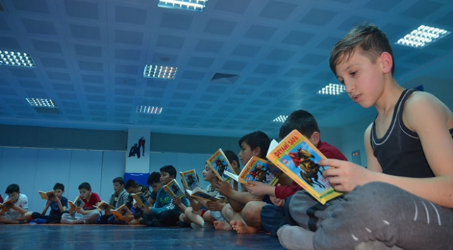 Güreşçiler antrenmanlarına kitap okuduktan sonra başlıyor