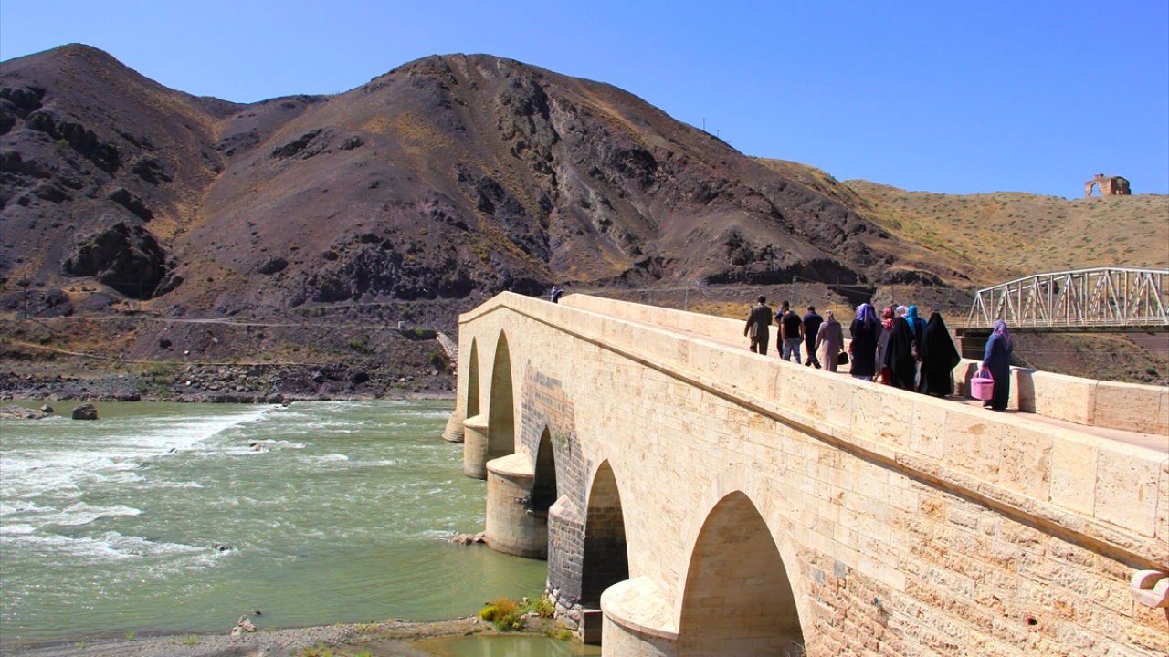 İpek Yolu güzergahında bulunduğundan eskiden "İstanbul`u Bağdat`a bağlayan köprü" olarak bilinen yapı, turistlerin ve fotoğraf tutkunlarının ilgisini çekiyor. 