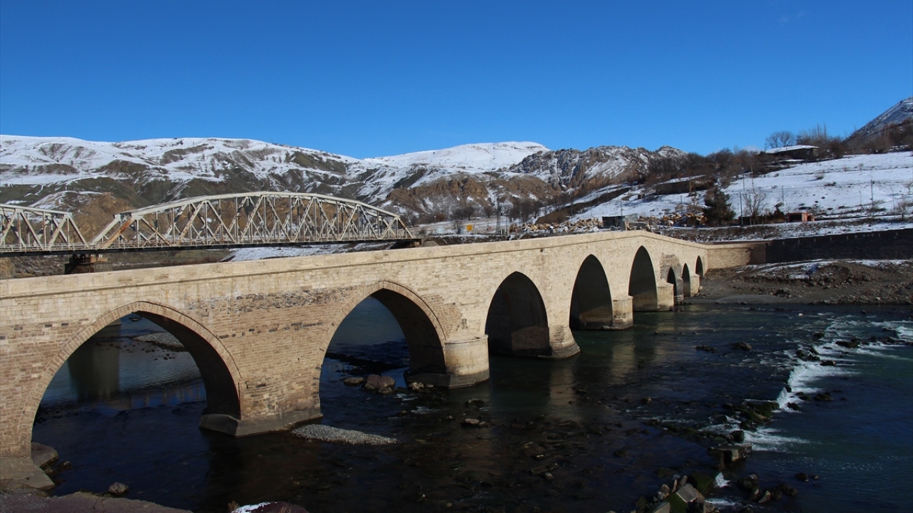 Çok sayıda yerli ve yabancı ziyaretçinin tarihi köprüyü görmek için Palu`ya geldiğini belirten Dağoğlu, şunları kaydetti: