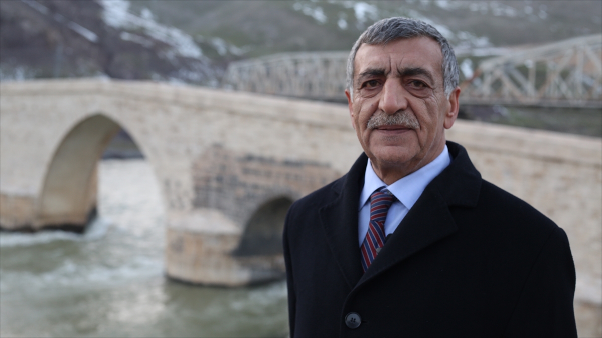 Palu Belediye Başkanı Mehmet Sait Dağoğlu, yapının, Türkiye`nin en görkemli 13 köprüsü arasında yer almasının gurur verici olduğunu söyledi.