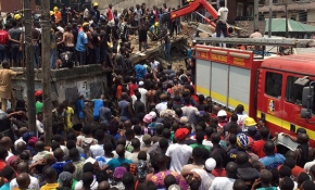 Nijerya'da bina çöktü, yüzden fazla kişi mahsur kaldı