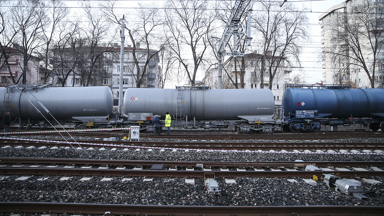 Alınan bilgiye göre, Ankara-Sincan tren hattının Çağlayan Alt Geçidi mevkisinde akaryakıt yüklü tanker vagonları taşıyan tren, henüz belirlenemeyen bir nedenle raydan çıktı.