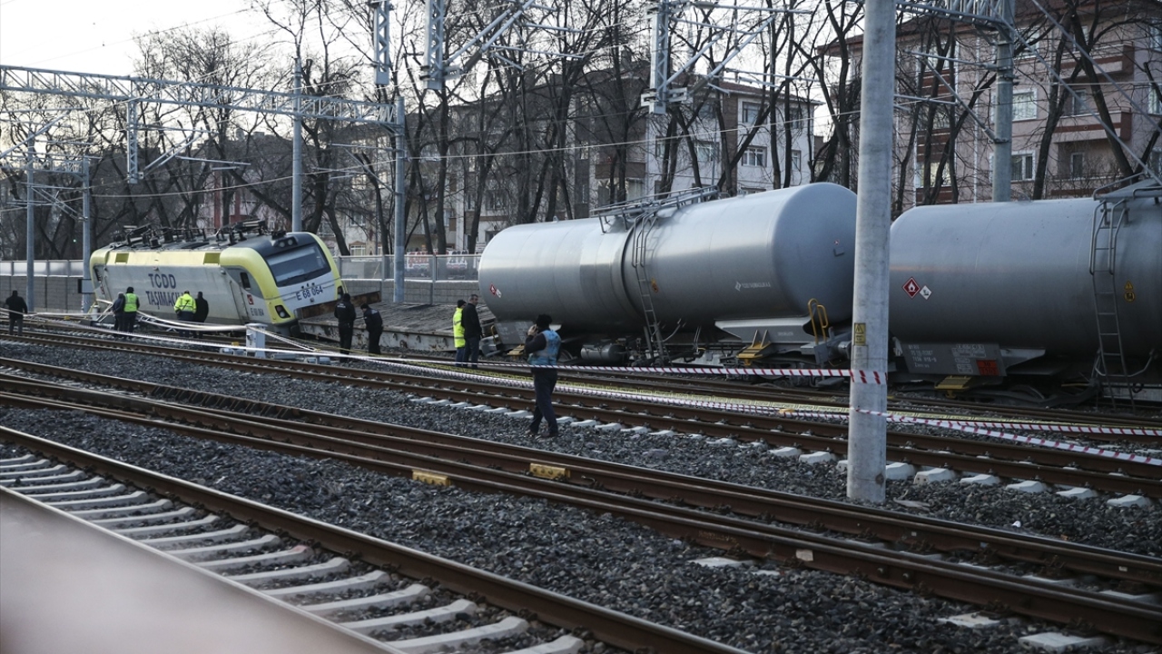 Kısa sürede bölgeye ulaşan ekipler, tren ile 4 tanker vagonun raydan çıktığını belirledi.