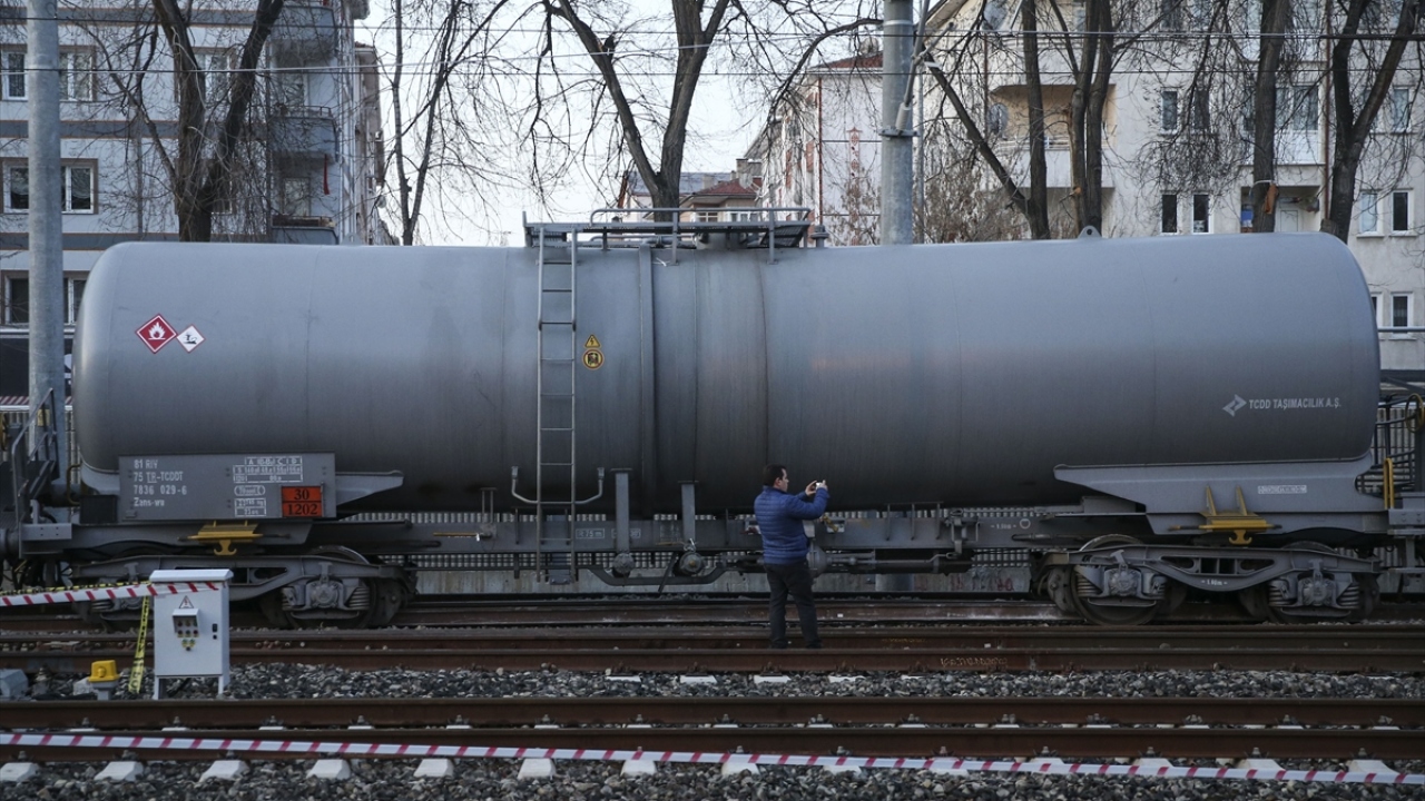 TCDD ekipleri, olay sonrası hafif yan yatan tren ve vagonların devrilmemesi için önlem aldı.