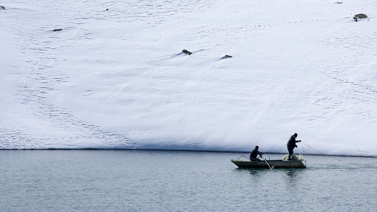 Havanın ısınmasıyla buzların çözülmesinin ardından balıkçılar mesailerine başlamak için hazırlıklarını tamamladı. 