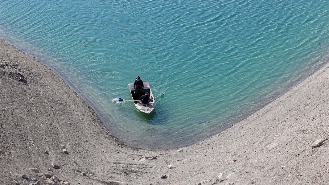 Gölde bulunan ancak don nedeniyle kullanılmayan balık kafesleri de buzların tamamen çözülmesiyle yeniden faaliyete geçirilecek.