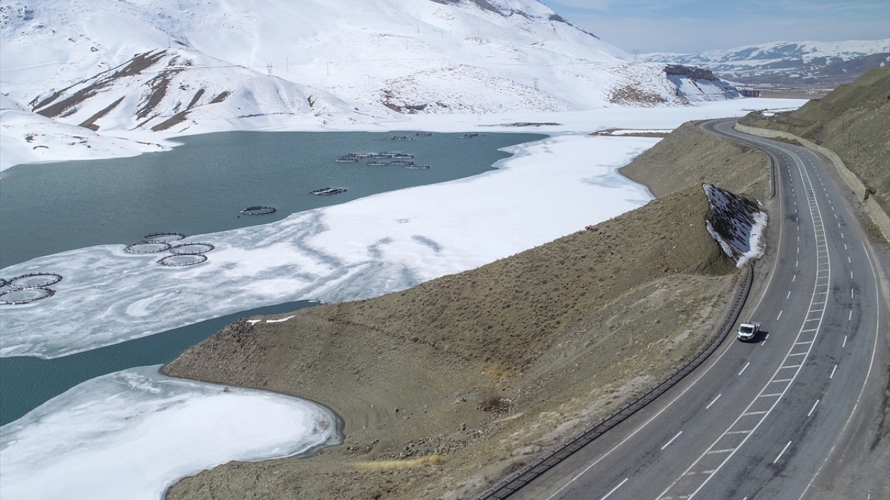 Bu nedenle gölün güvenli bölümlerinde balıkçılık yaptıklarını ifade eden Doğal, "Haftada 3 defa avlanıyoruz. Her defasında 15-20 kilogram sazan ve alabalık çıkarıp, satarak geçimimizi sağlıyoruz." diye konuştu. 
