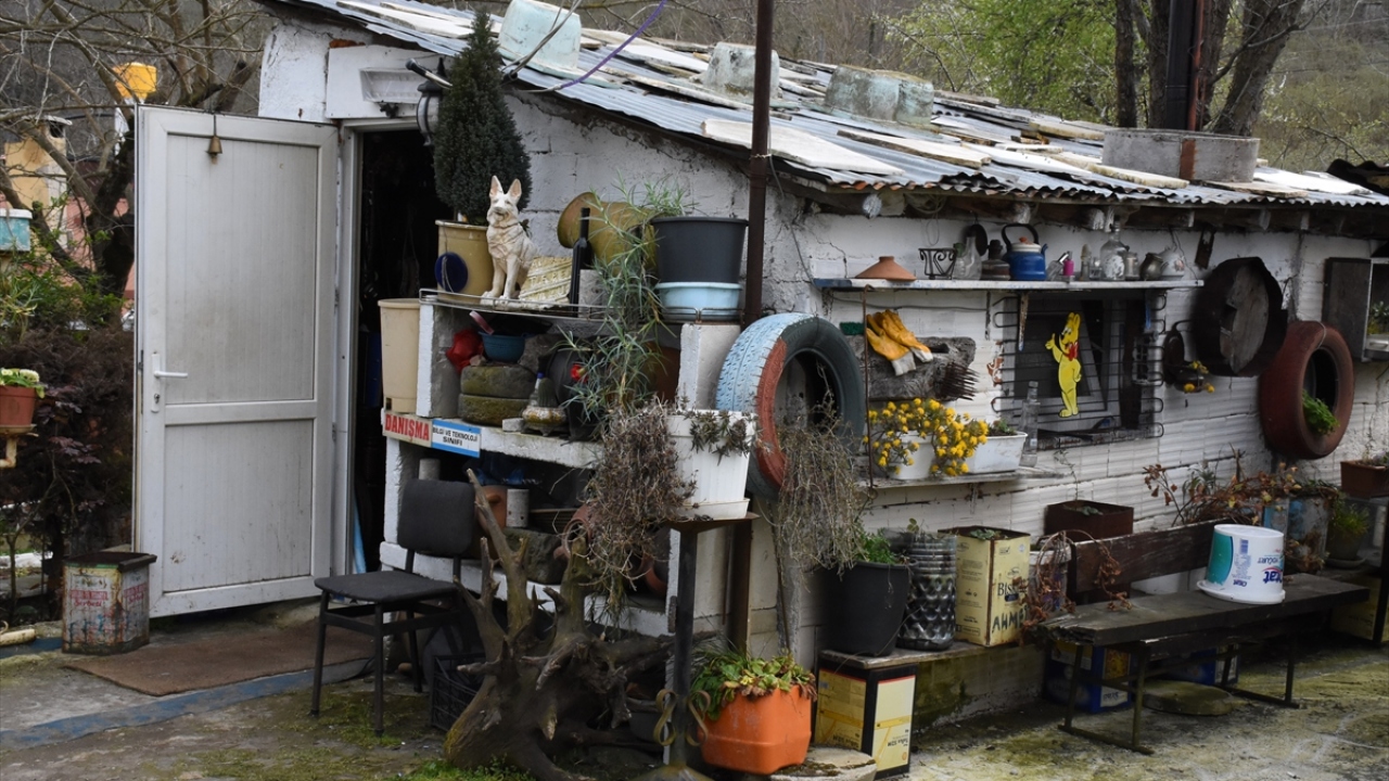 Bu merakını bilenlerin hediye ettiklerinin yanı sıra ziyaret ettiği yerlerden de eski eşyalar temin eden Kılıç, bunları evinin bir bölümünde sakladı.