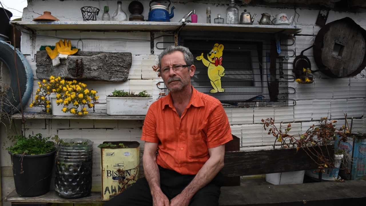 Emekli ve üç çocuk babası Ahmet Kılıç, yaptığı açıklamada, 40 senedir eski yıllara ait ne varsa biriktirdiğini, ilk olarak eski paraların koleksiyonuyla bu işe başladığını anlattı.