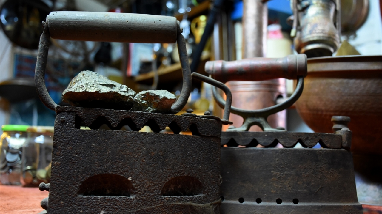 Eski para, güğüm, silah, çanak, çömlek, testi, gramofon, telefon, fotoğraf makinesi, ütü gibi çok sayıda eşyanın yer aldığını aktaran Kılıç, bunlar arasında 100-120 sene öncesinde kullanılmış ürünler de bulunduğuna dikkati çekti.