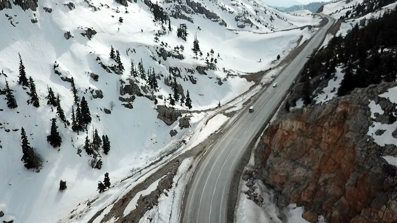 Bölgede etkili olan kar yağışı Toros Dağları`na beyaz gelinlik giydirdi. Karla kaplanan çam ağaçları ve kar birikintileri kartpostallık görüntüler oluşturdu.