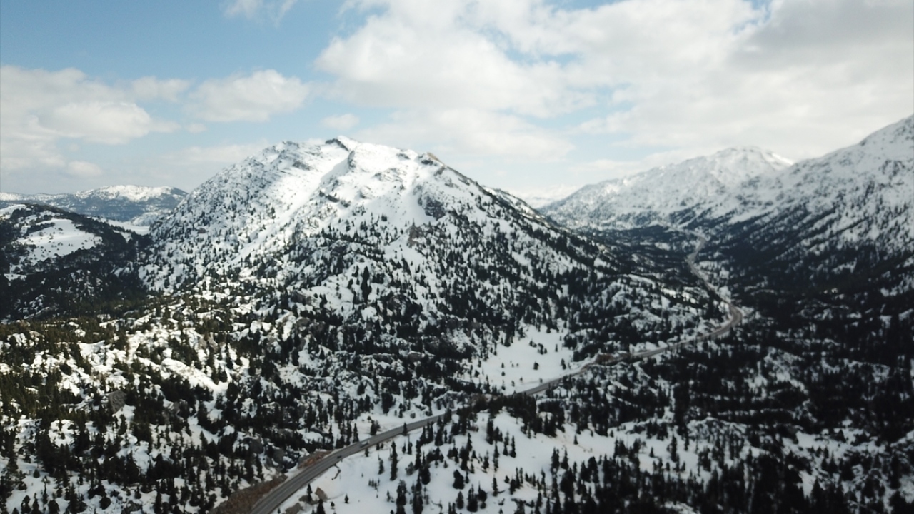 Bu güzelliğin en iyi görüldüğü noktaların başında gelen Antalya ile Konya`yı bağlayan bin 825 metre rakımlı Alacabel geçidi ve Gidengelmez Dağları`nın arka yüzleri drone ile havadan görüntülendi.