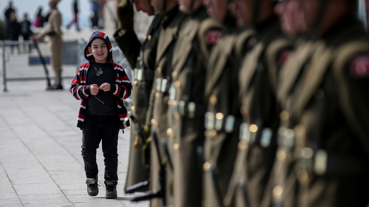 Bu arada, Türkiye`nin dört bir yanından tarihi Gelibolu Yarımadası`nı ziyarete gelen vatandaşlar da provayı ilgiyle izledi, askerlerle fotoğraf çektirdi.
