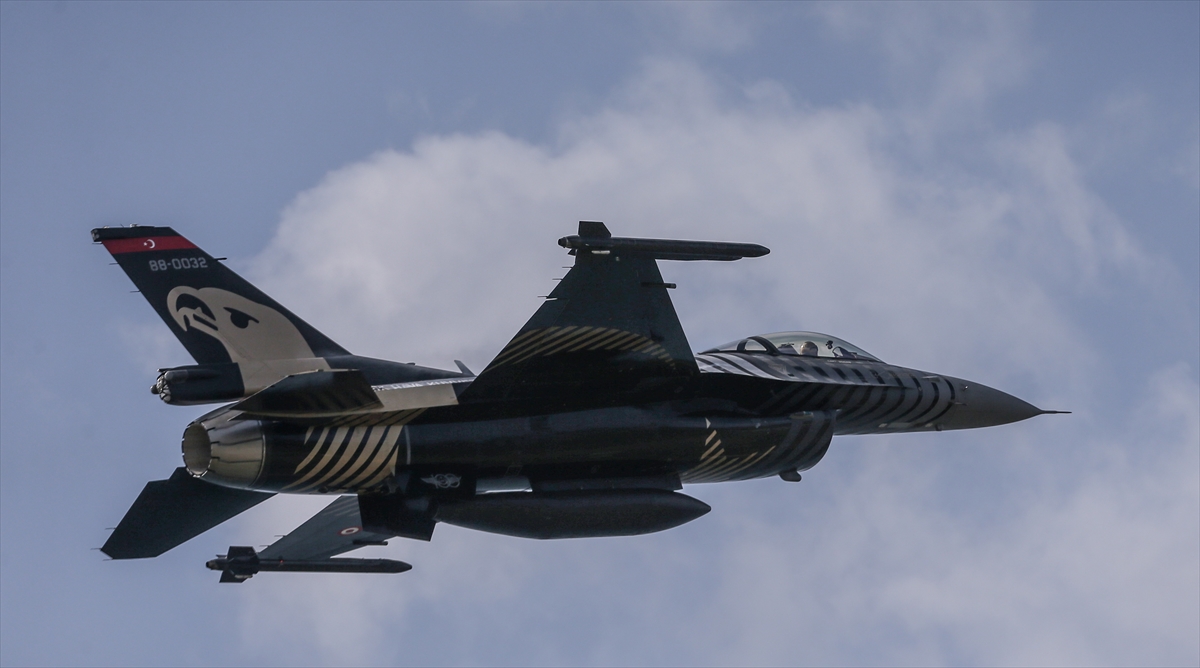 Türk Silahlı Kuvvetlerinin gösteri ekibi SOLOTÜRK, Şehitler Abidesi çevresinde kısa bir prova uçuşu gerçekleştirdi. 