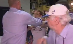 Avustralyalı ırkçı senatör kafasına yumurta atan genci darp etti