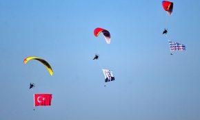 Çanakkale semalarında motorlu yamaç paraşütü gösterisi