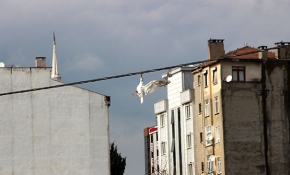 Elektrik kablosuna takılan martı saatler sonra kurtarıldı